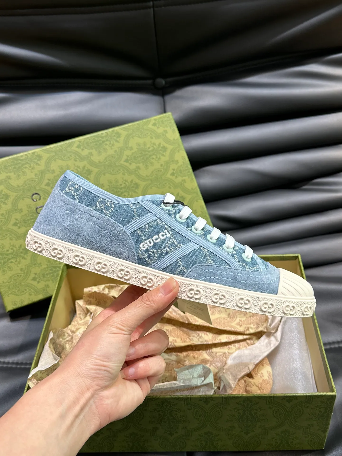 Men's shoes 💰p380 "GUCC*" Couple style 👫 lace-up canvas sneakers, crafted from light blue GG denim fabric, showing uniqueness. Classic details such as the GG printed embossed outsole, interlocking G and "Gucci" embroidery add to the glamorous style. Privately-made T men's shoes 💰pU original outsole, with exquisite details, impeccable fit, and a flat toe that has a retro feel! Customized canvas, classic double G logo, and the spring and summer color combinations are also very interesting! Size: Female 35-39. Male 38-44